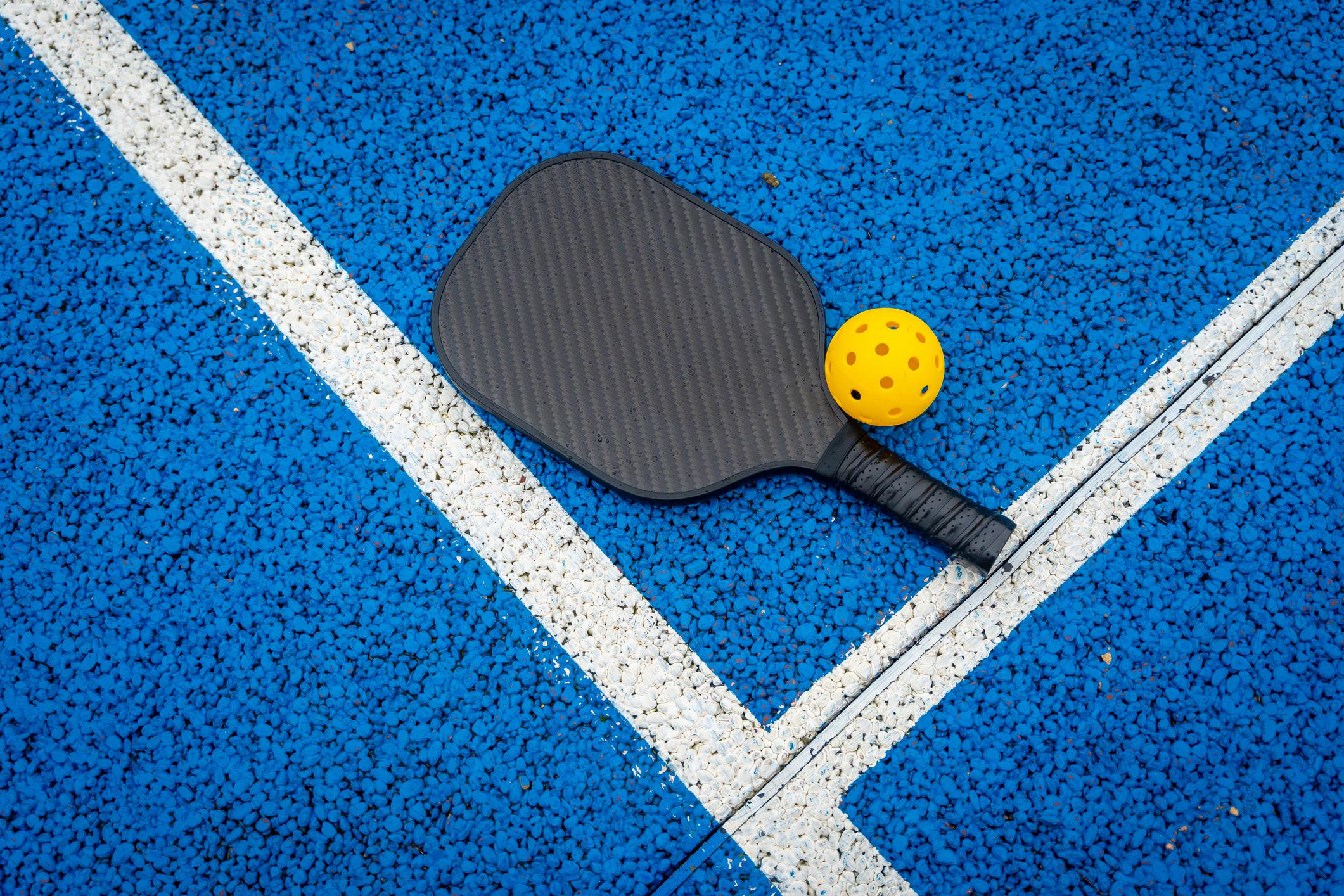 lightweight pickleball paddle on court beginner guide